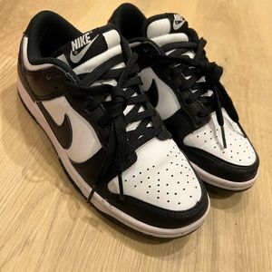 NIKE PANDA 🐼 DUNK LOWS size 6